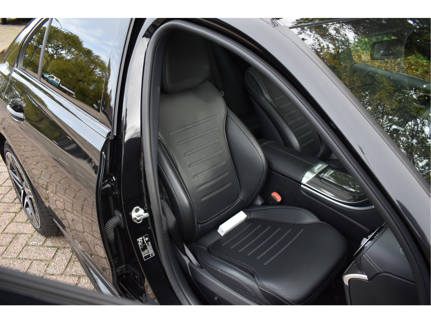 Mercedes-Benz C-Klasse 300 e AMG Line 313 pk | NL-Auto | 8x velgen + banden | Trekhaak | Open dak | Virtual cockpit | Camera | Carplay | Sfeerverlichting | Full LED | LM-Velgen | NAP