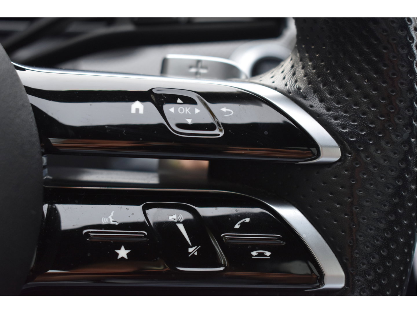 Mercedes-Benz C-Klasse 300 e AMG Line 313 pk | NL-Auto | 8x velgen + banden | Trekhaak | Open dak | Virtual cockpit | Camera | Carplay | Sfeerverlichting | Full LED | LM-Velgen | NAP
