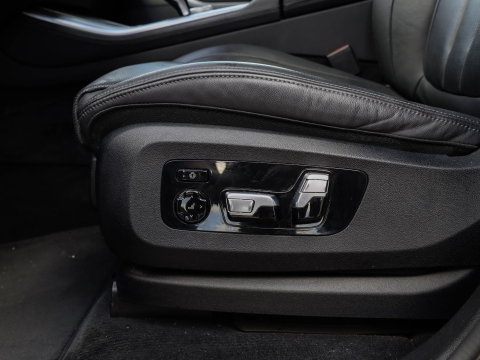 BMW X5 M50i 4.4 530pk | Achterasbesturing | Laser | ACC | Sky Lounge | Grigrio Telesto
