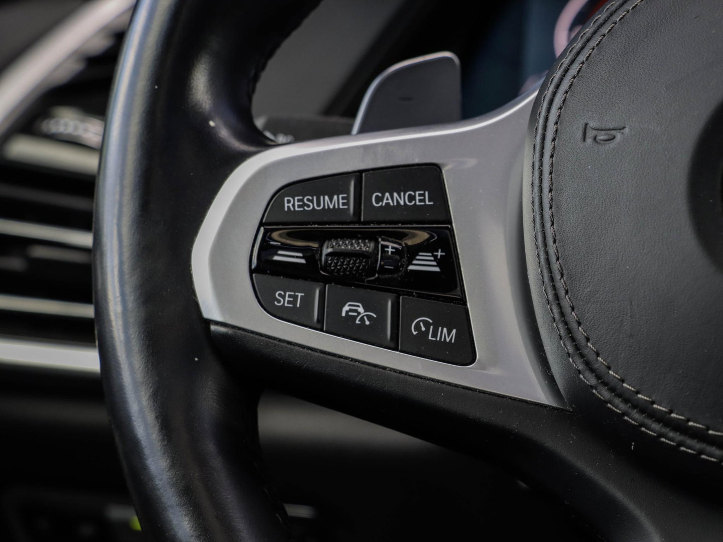 BMW X5 M50i 4.4 530pk | Achterasbesturing | Laser | ACC | Sky Lounge | Grigrio Telesto