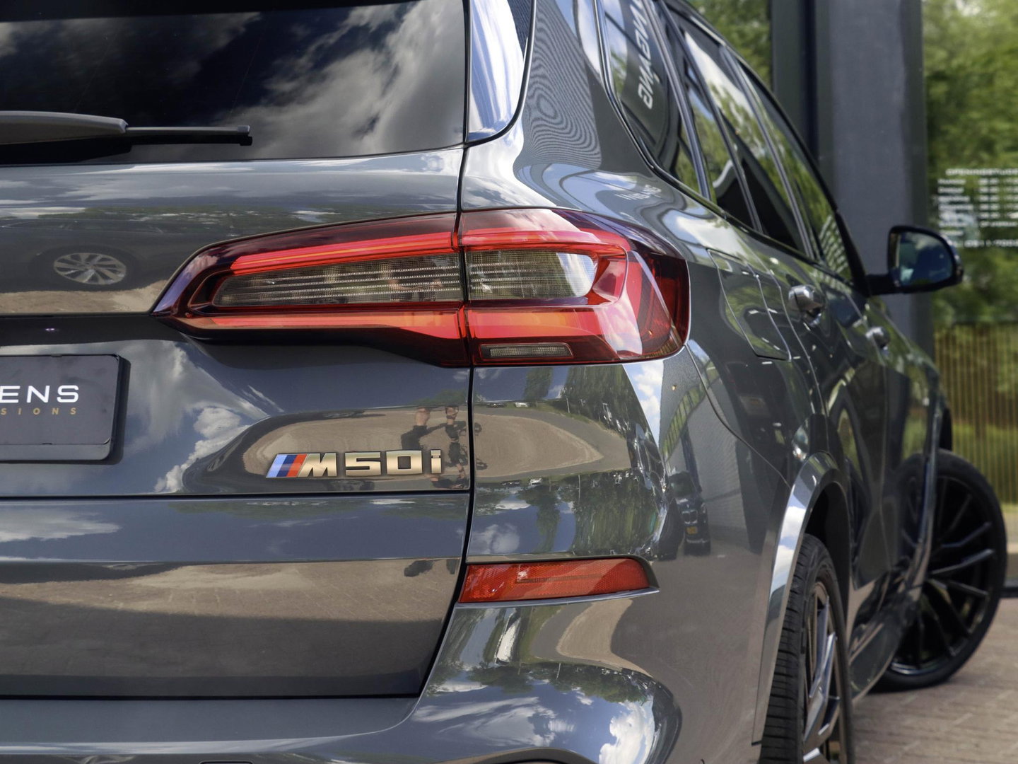 BMW X5 M50i 4.4 530pk | Achterasbesturing | Laser | ACC | Sky Lounge | Grigrio Telesto