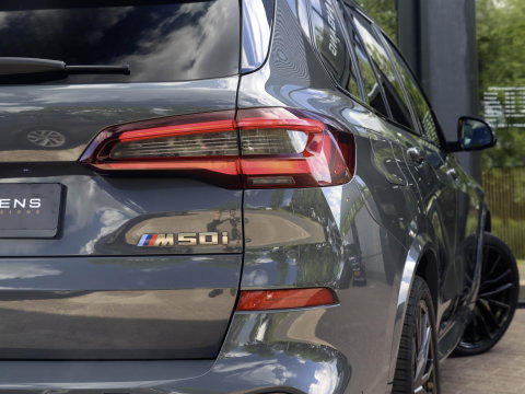 BMW X5 M50i 4.4 530pk | Achterasbesturing | Laser | ACC | Sky Lounge | Grigrio Telesto