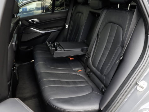 BMW X5 M50i 4.4 530pk | Achterasbesturing | Laser | ACC | Sky Lounge | Grigrio Telesto