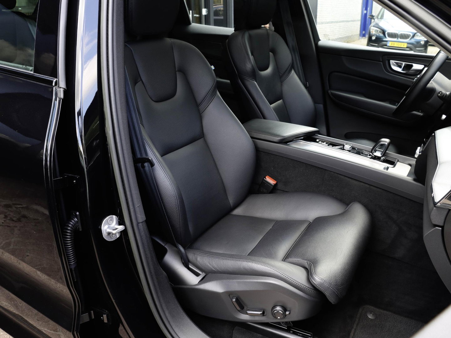 Volvo XC60 T6 AWD Plus Dark Panoramadak Leder Memory Keyless Google Navigatie