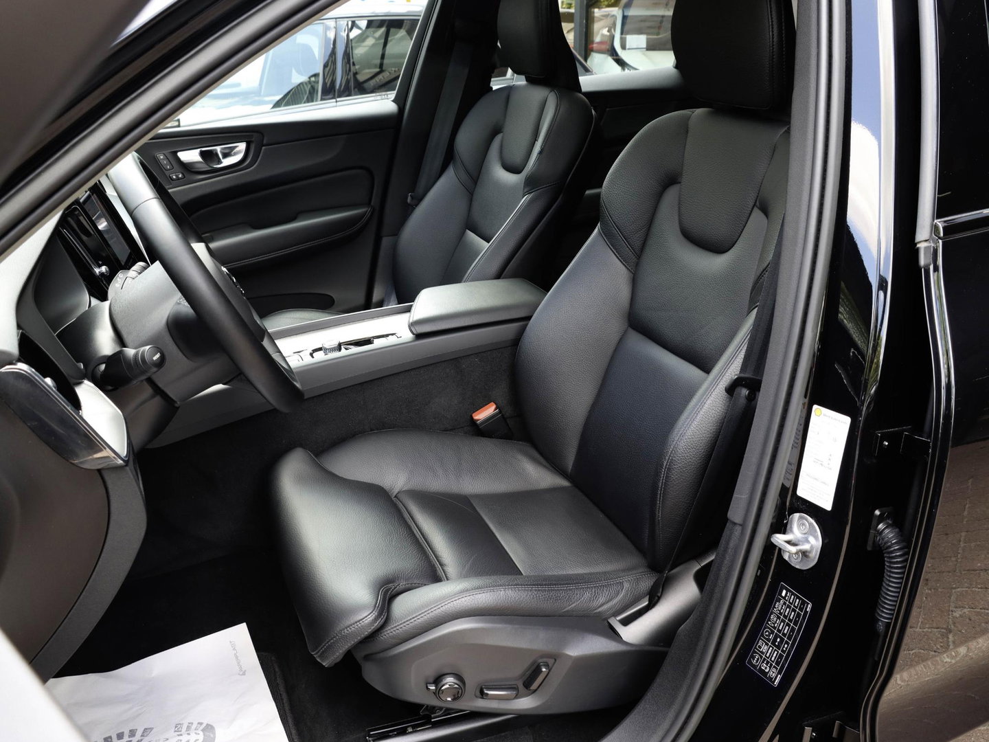 Volvo XC60 T6 AWD Plus Dark Panoramadak Leder Memory Keyless Google Navigatie