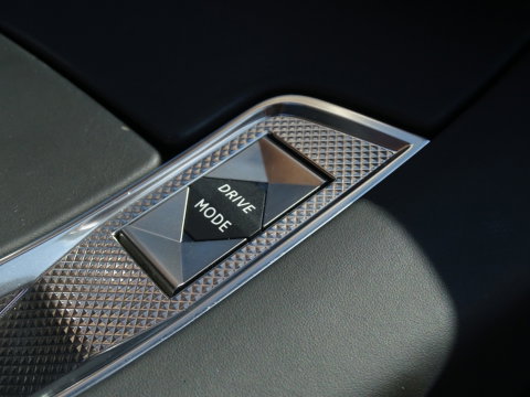 DS 7 Crossback E-Tense 224PK Hybrid / So Chic / massage / LED