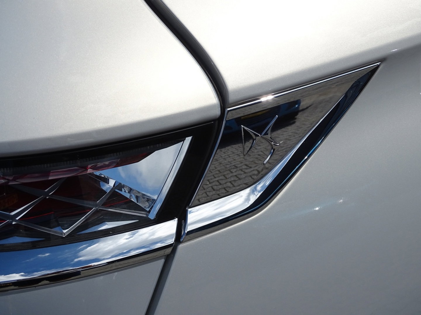 DS 7 Crossback E-Tense 224PK Hybrid / So Chic / massage / LED