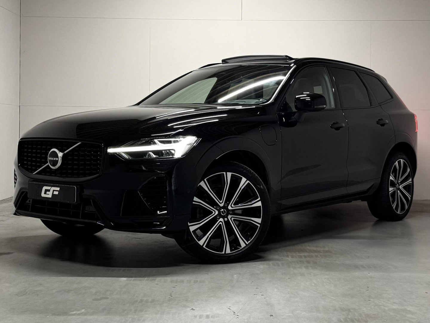 Volvo XC60 2.0 T6 Plug-in hybrid AWD R-Design Pano Google H/K HUD 360º