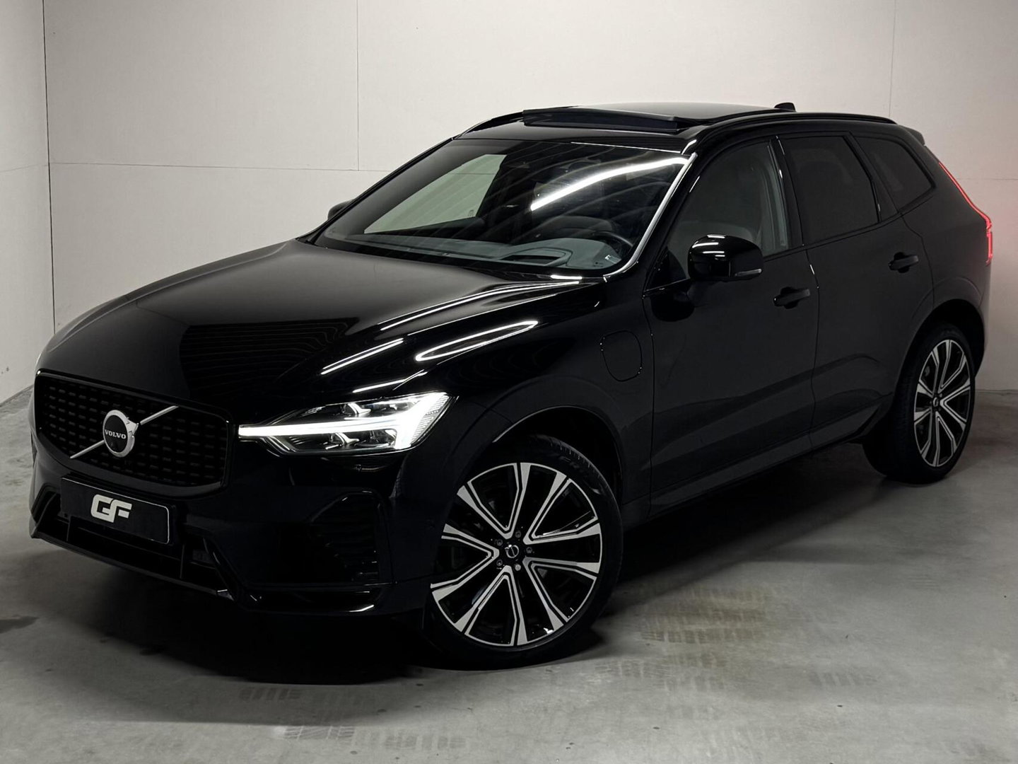 Volvo XC60 2.0 T6 Plug-in hybrid AWD R-Design Pano Google H/K HUD 360º