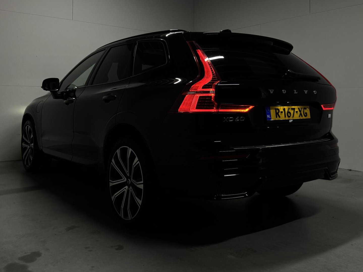 Volvo XC60 2.0 T6 Plug-in hybrid AWD R-Design Pano Google H/K HUD 360º