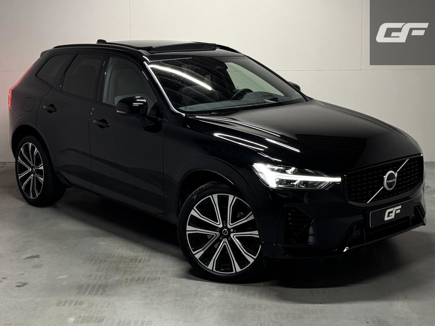 Volvo XC60 2.0 T6 Plug-in hybrid AWD R-Design Pano Google H/K HUD 360º