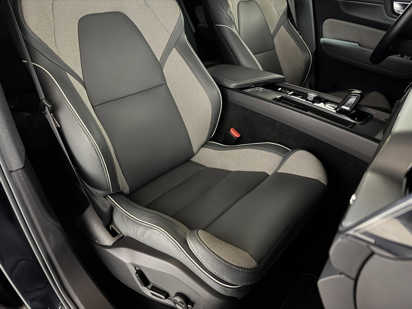 Volvo XC60 2.0 T6 Plug-in hybrid AWD R-Design Pano Google H/K HUD 360º
