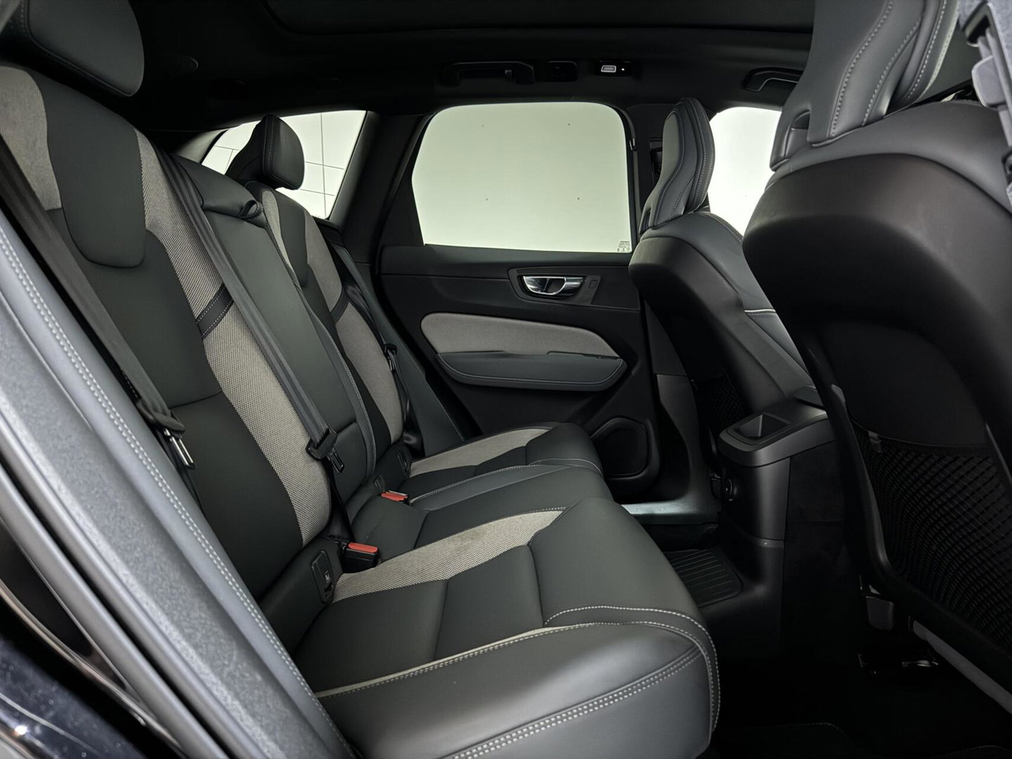 Volvo XC60 2.0 T6 Plug-in hybrid AWD R-Design Pano Google H/K HUD 360º