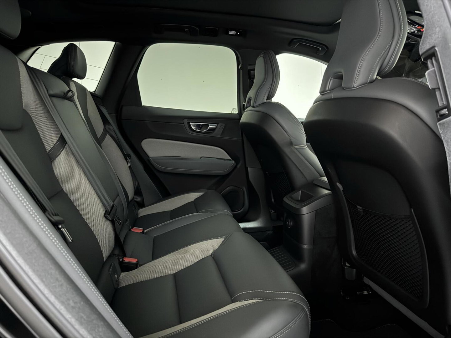 Volvo XC60 2.0 T6 Plug-in hybrid AWD R-Design Pano Google H/K HUD 360º