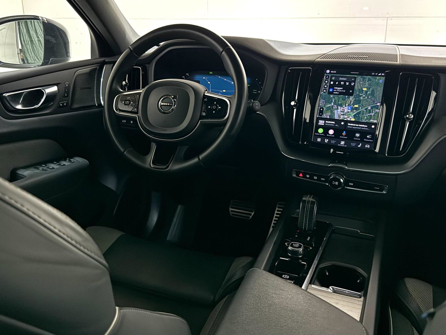Volvo XC60 2.0 T6 Plug-in hybrid AWD R-Design Pano Google H/K HUD 360º