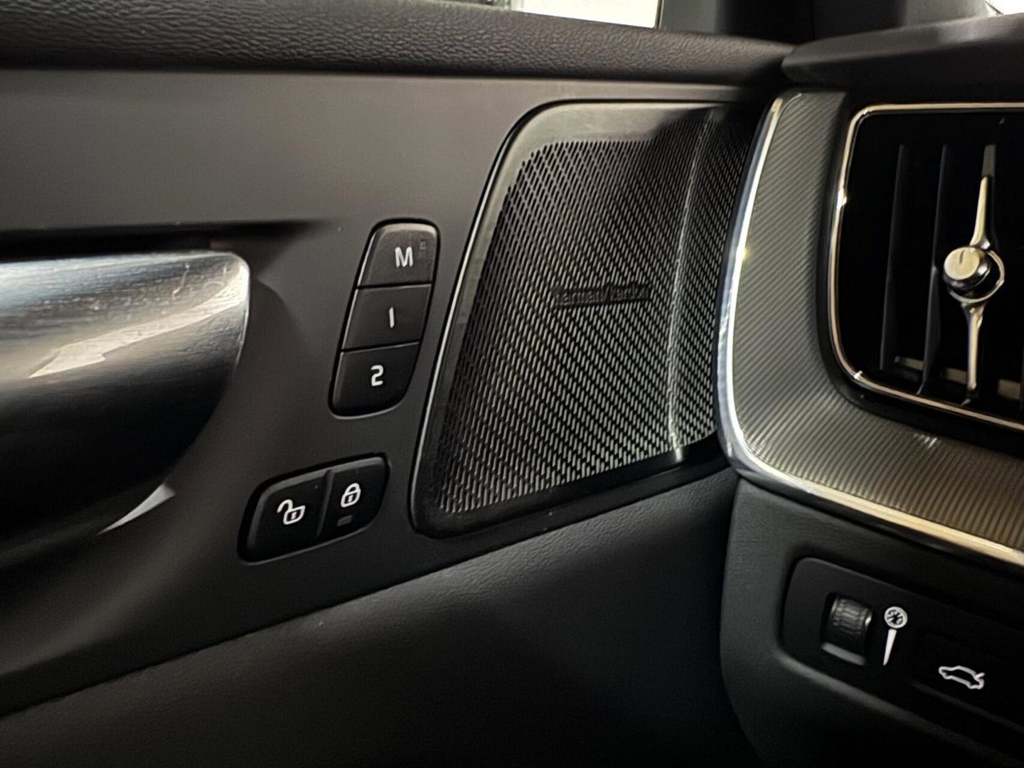 Volvo XC60 2.0 T6 Plug-in hybrid AWD R-Design Pano Google H/K HUD 360º