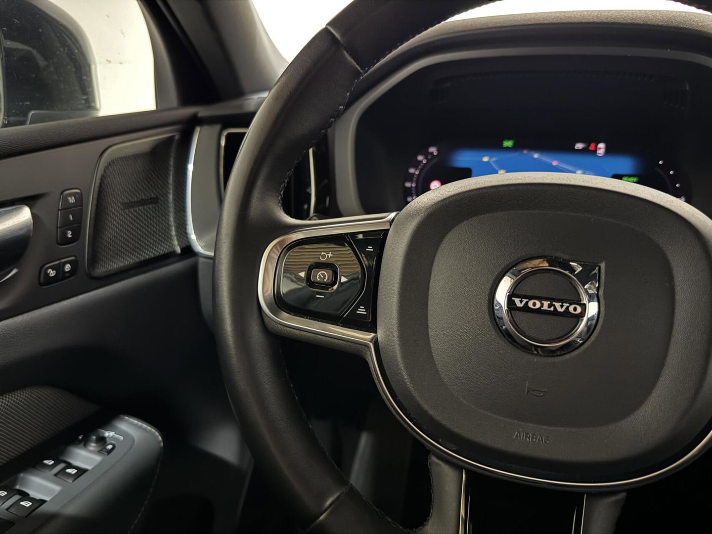 Volvo XC60 2.0 T6 Plug-in hybrid AWD R-Design Pano Google H/K HUD 360º