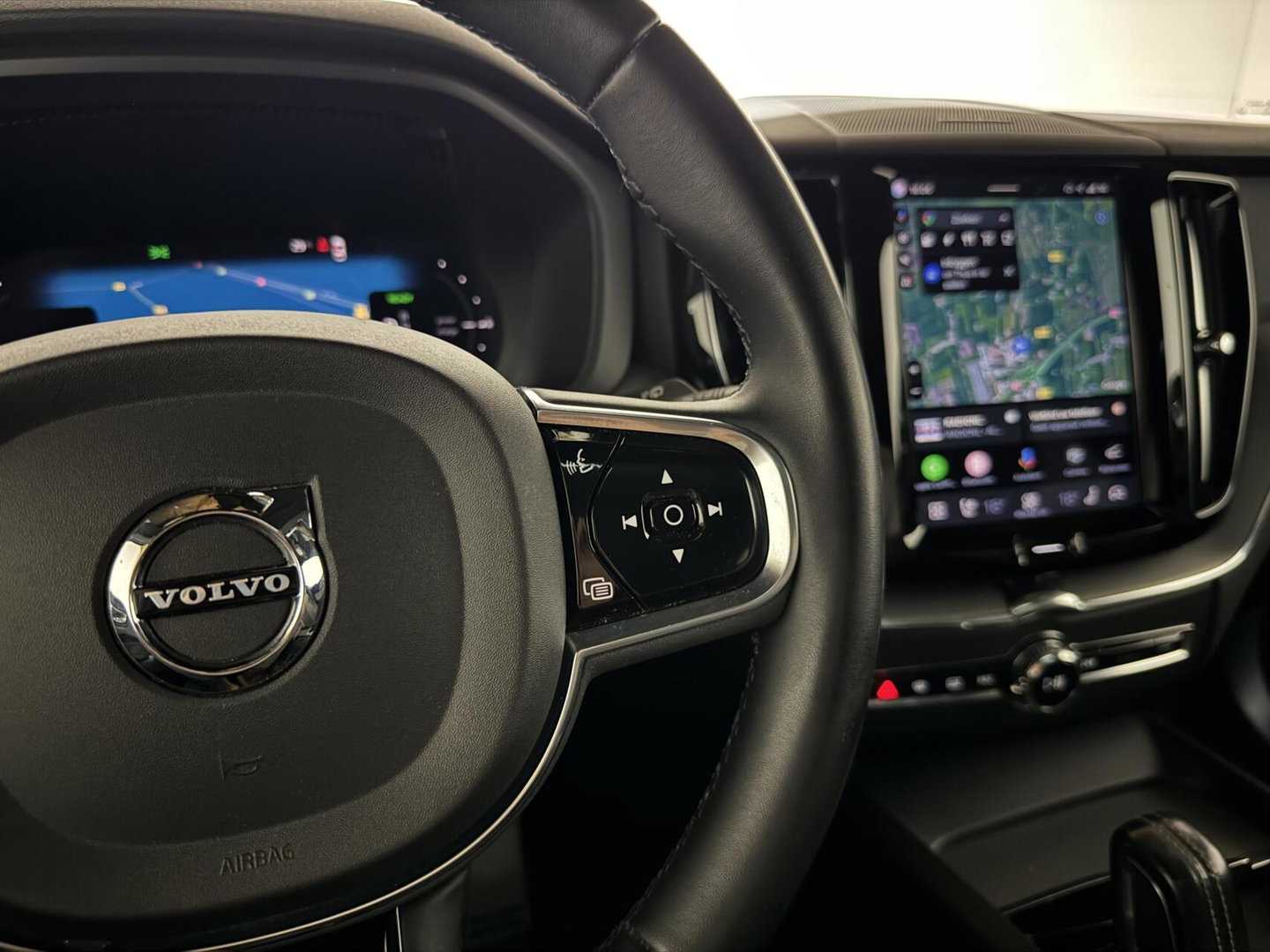 Volvo XC60 2.0 T6 Plug-in hybrid AWD R-Design Pano Google H/K HUD 360º