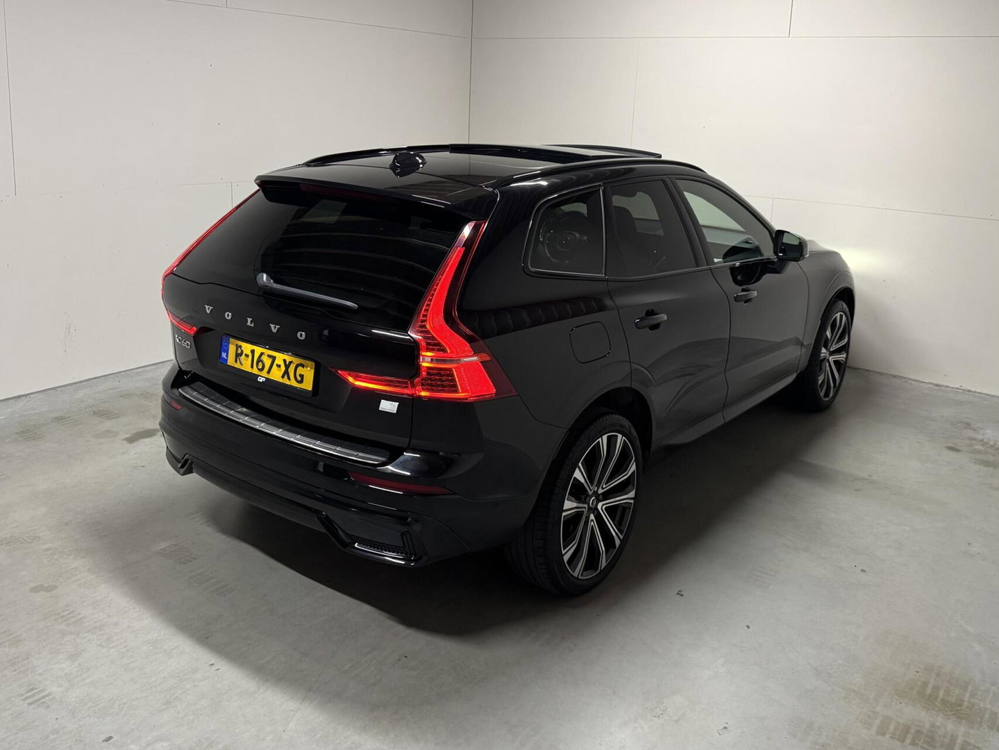 Volvo XC60 2.0 T6 Plug-in hybrid AWD R-Design Pano Google H/K HUD 360º