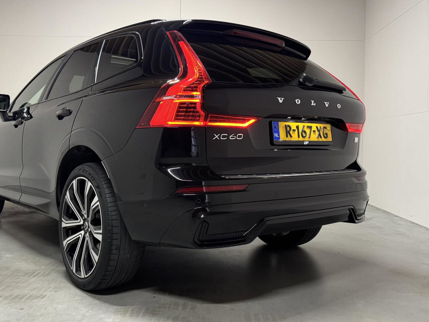Volvo XC60 2.0 T6 Plug-in hybrid AWD R-Design Pano Google H/K HUD 360º
