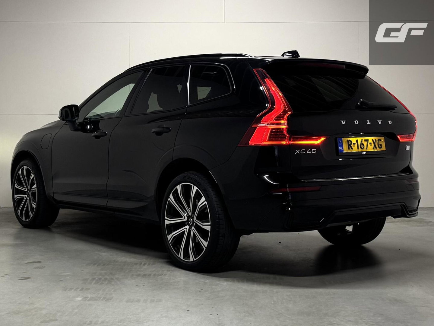 Volvo XC60 2.0 T6 Plug-in hybrid AWD R-Design Pano Google H/K HUD 360º
