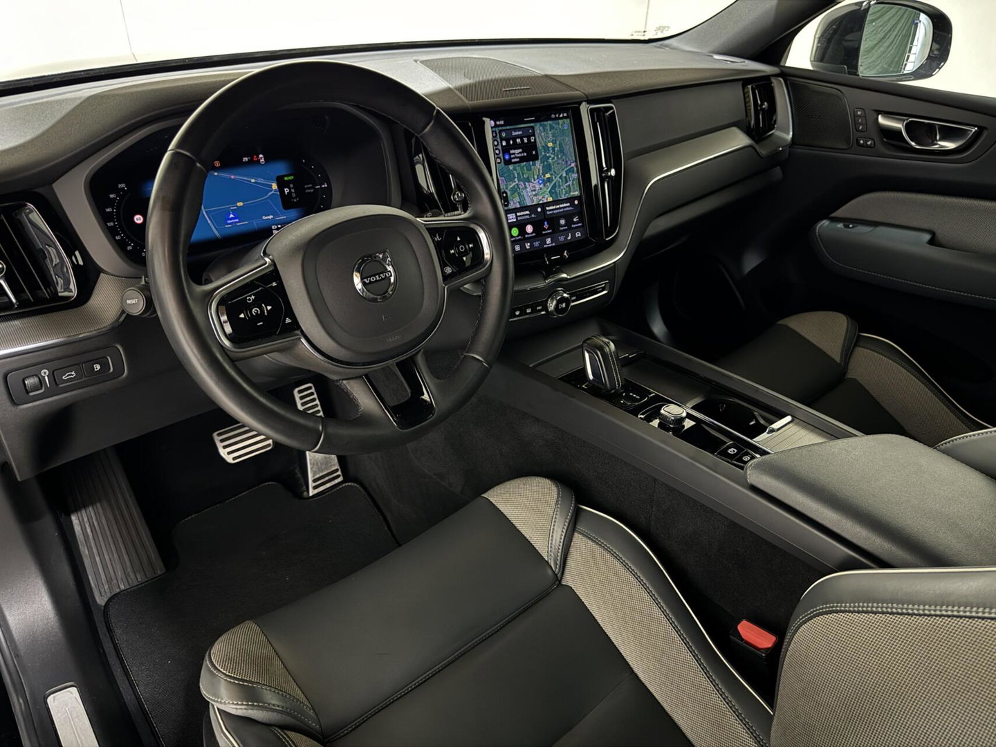 Volvo XC60 2.0 T6 Plug-in hybrid AWD R-Design Pano Google H/K HUD 360º