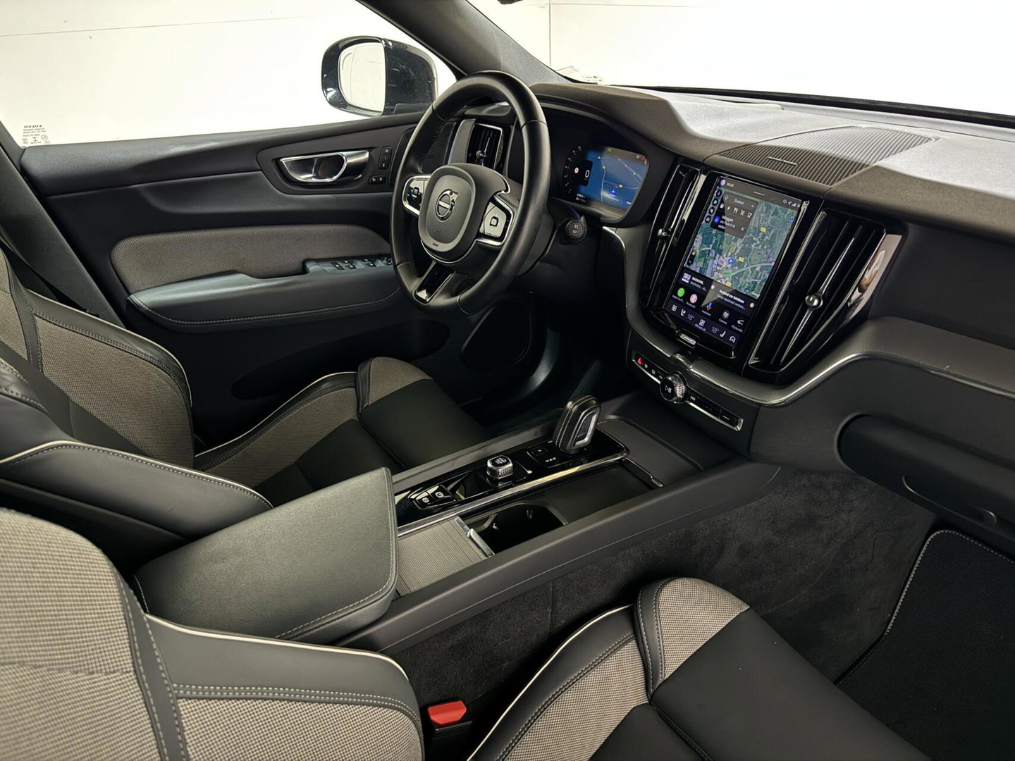Volvo XC60 2.0 T6 Plug-in hybrid AWD R-Design Pano Google H/K HUD 360º