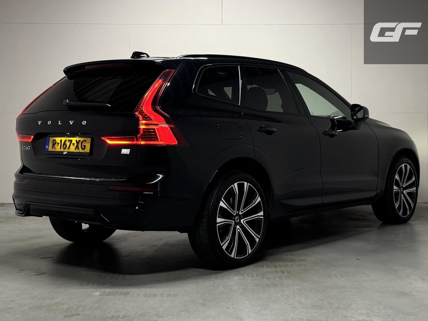 Volvo XC60 2.0 T6 Plug-in hybrid AWD R-Design Pano Google H/K HUD 360º