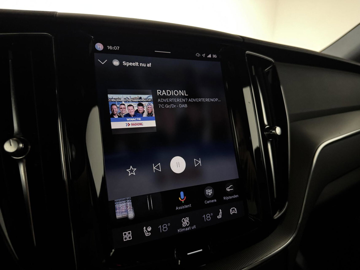 Volvo XC60 2.0 T6 Plug-in hybrid AWD R-Design Pano Google H/K HUD 360º