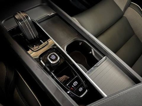 Volvo XC60 2.0 T6 Plug-in hybrid AWD R-Design Pano Google H/K HUD 360º