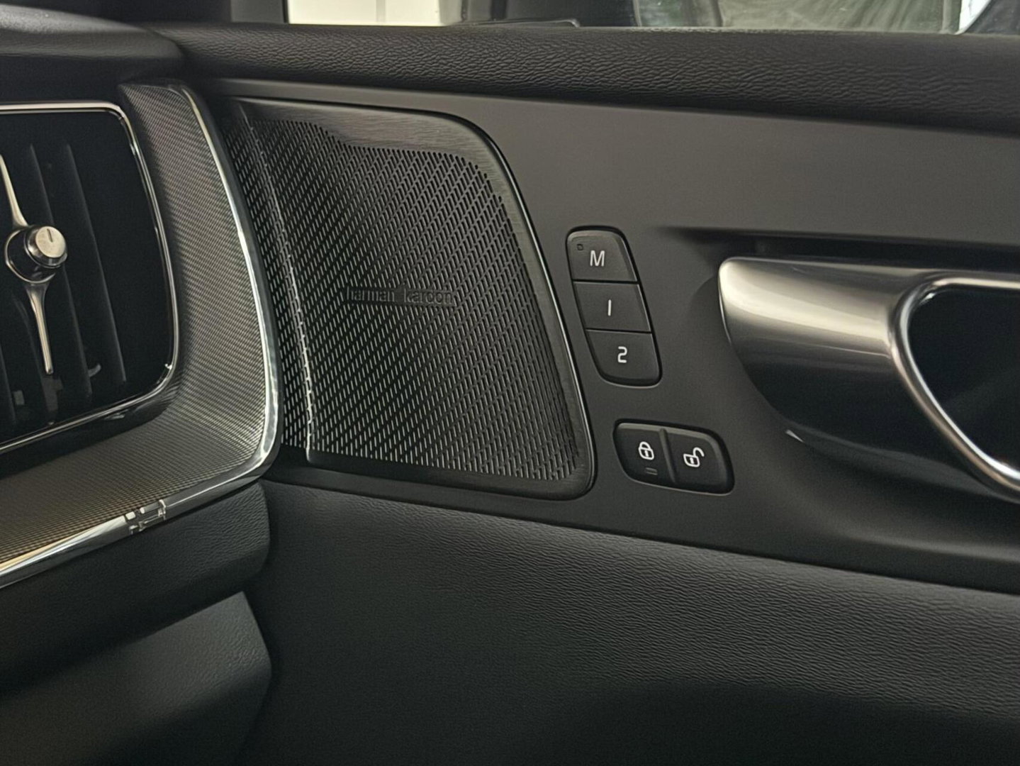 Volvo XC60 2.0 T6 Plug-in hybrid AWD R-Design Pano Google H/K HUD 360º