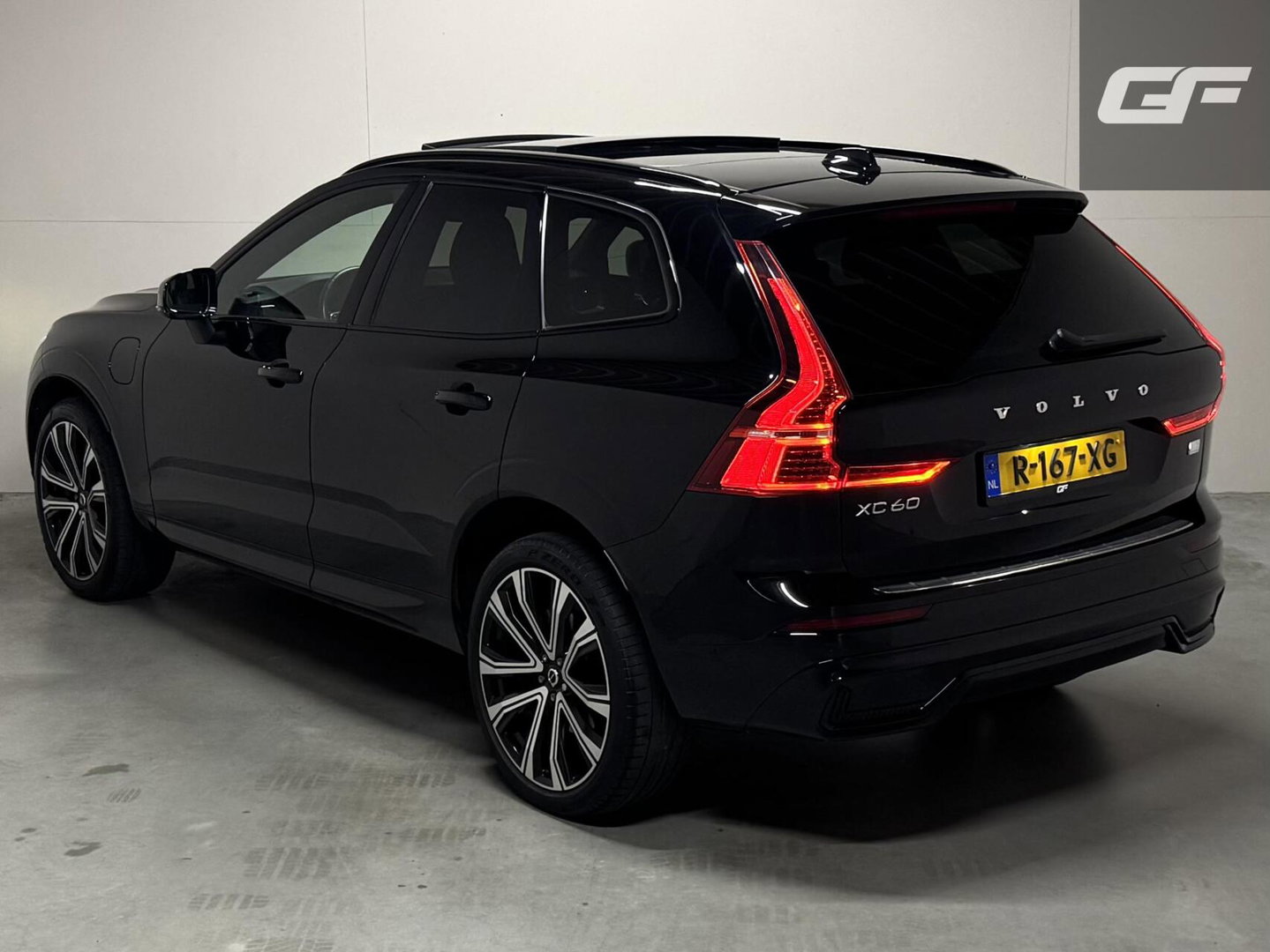 Volvo XC60 2.0 T6 Plug-in hybrid AWD R-Design Pano Google H/K HUD 360º