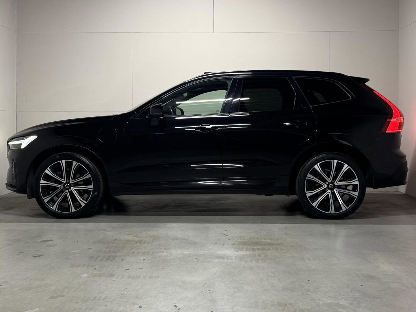 Volvo XC60 2.0 T6 Plug-in hybrid AWD R-Design Pano Google H/K HUD 360º