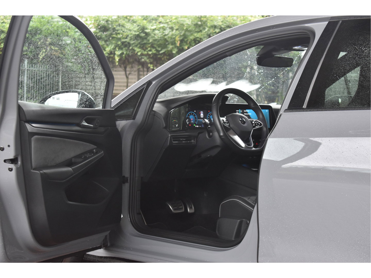 Volkswagen Golf 2.0 TSI 191 PK 3x R-Line Nardo Grey Winter pakket | Zéér netjes | Open dak | Keyless | Sfeerverlichting | Carplay | Stoel- & stuurverwarming | DAB