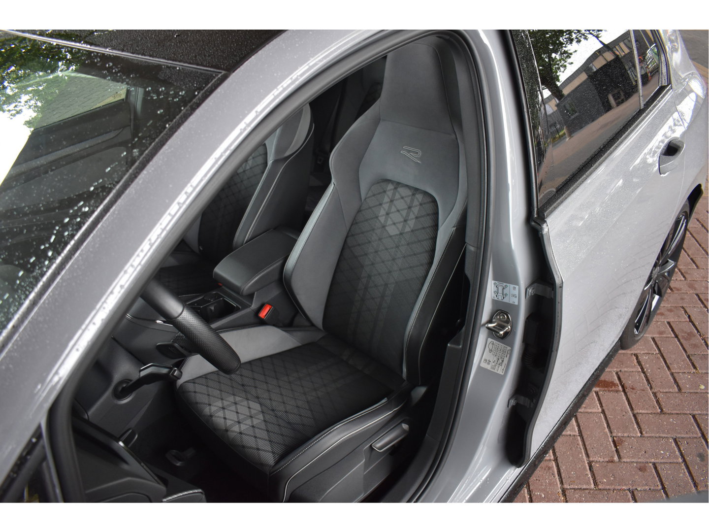 Volkswagen Golf 2.0 TSI 191 PK 3x R-Line Nardo Grey Winter pakket | Zéér netjes | Open dak | Keyless | Sfeerverlichting | Carplay | Stoel- & stuurverwarming | DAB