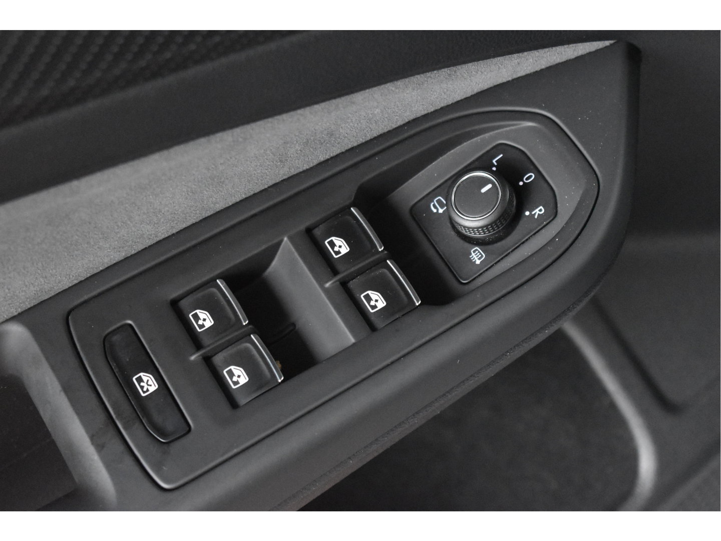 Volkswagen Golf 2.0 TSI 191 PK 3x R-Line Nardo Grey Winter pakket | Zéér netjes | Open dak | Keyless | Sfeerverlichting | Carplay | Stoel- & stuurverwarming | DAB