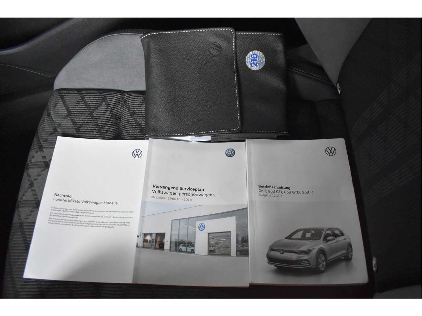 Volkswagen Golf 2.0 TSI 191 PK 3x R-Line Nardo Grey Winter pakket | Zéér netjes | Open dak | Keyless | Sfeerverlichting | Carplay | Stoel- & stuurverwarming | DAB
