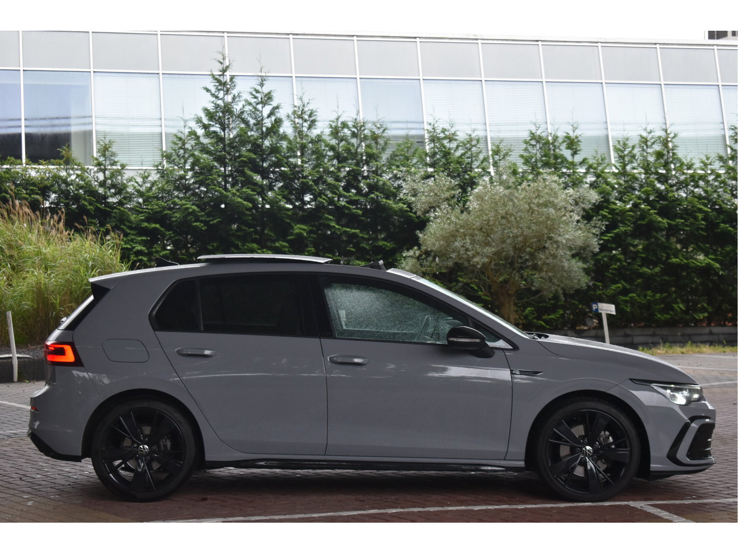 Volkswagen Golf 2.0 TSI 191 PK 3x R-Line Nardo Grey Winter pakket | Zéér netjes | Open dak | Keyless | Sfeerverlichting | Carplay | Stoel- & stuurverwarming | DAB