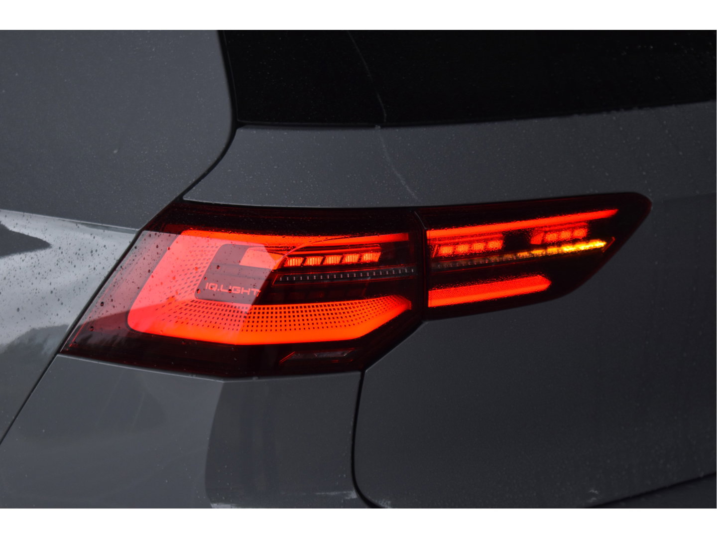 Volkswagen Golf 2.0 TSI 191 PK 3x R-Line Nardo Grey Winter pakket | Zéér netjes | Open dak | Keyless | Sfeerverlichting | Carplay | Stoel- & stuurverwarming | DAB