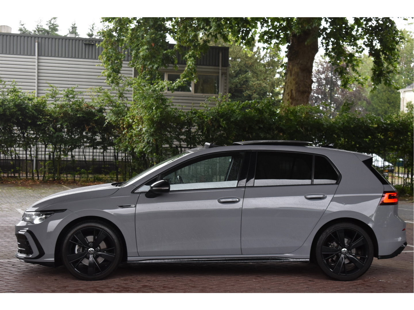 Volkswagen Golf 2.0 TSI 191 PK 3x R-Line Nardo Grey Winter pakket | Zéér netjes | Open dak | Keyless | Sfeerverlichting | Carplay | Stoel- & stuurverwarming | DAB