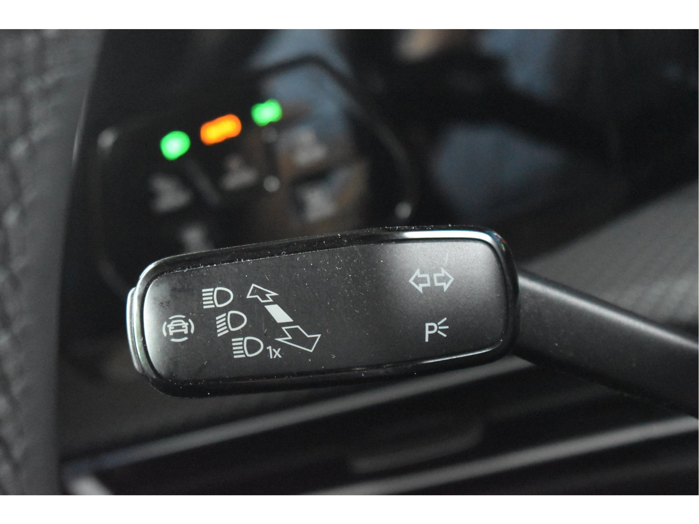 Volkswagen Golf 2.0 TSI 191 PK 3x R-Line Nardo Grey Winter pakket | Zéér netjes | Open dak | Keyless | Sfeerverlichting | Carplay | Stoel- & stuurverwarming | DAB