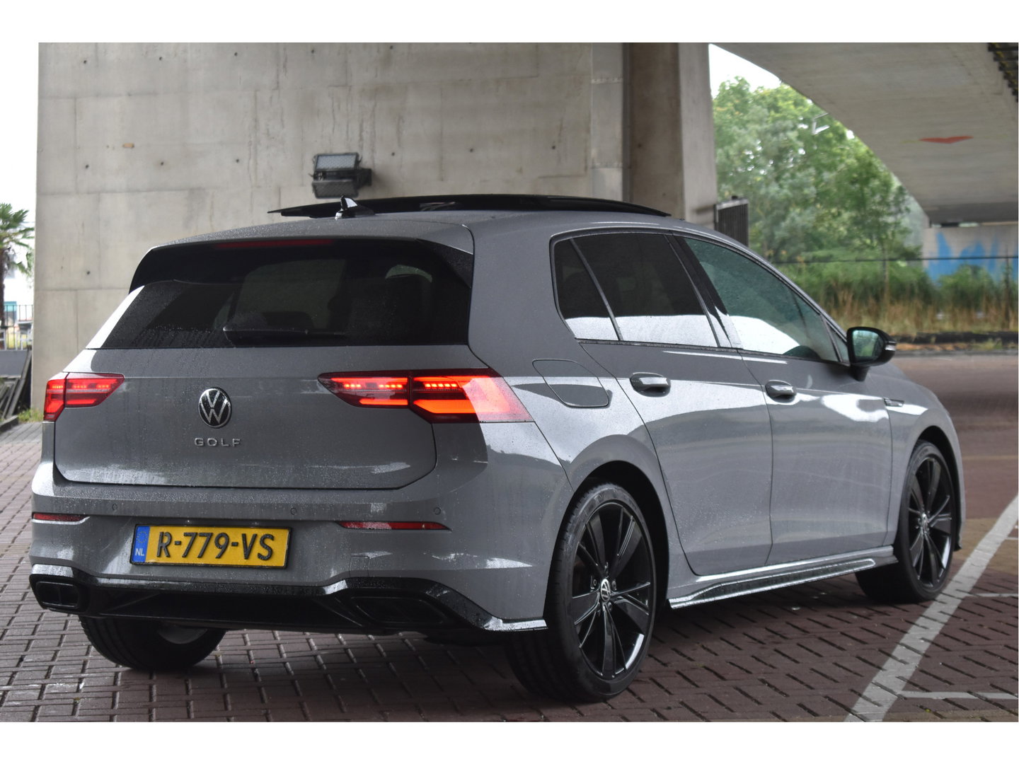 Volkswagen Golf 2.0 TSI 191 PK 3x R-Line Nardo Grey Winter pakket | Zéér netjes | Open dak | Keyless | Sfeerverlichting | Carplay | Stoel- & stuurverwarming | DAB