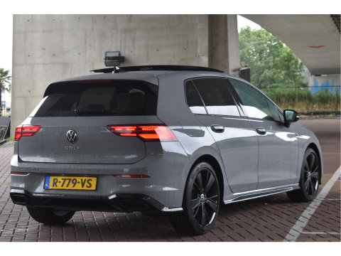 Volkswagen Golf 2.0 TSI 191 PK 3x R-Line Nardo Grey Winter pakket | Zéér netjes | Open dak | Keyless | Sfeerverlichting | Carplay | Stoel- & stuurverwarming | DAB