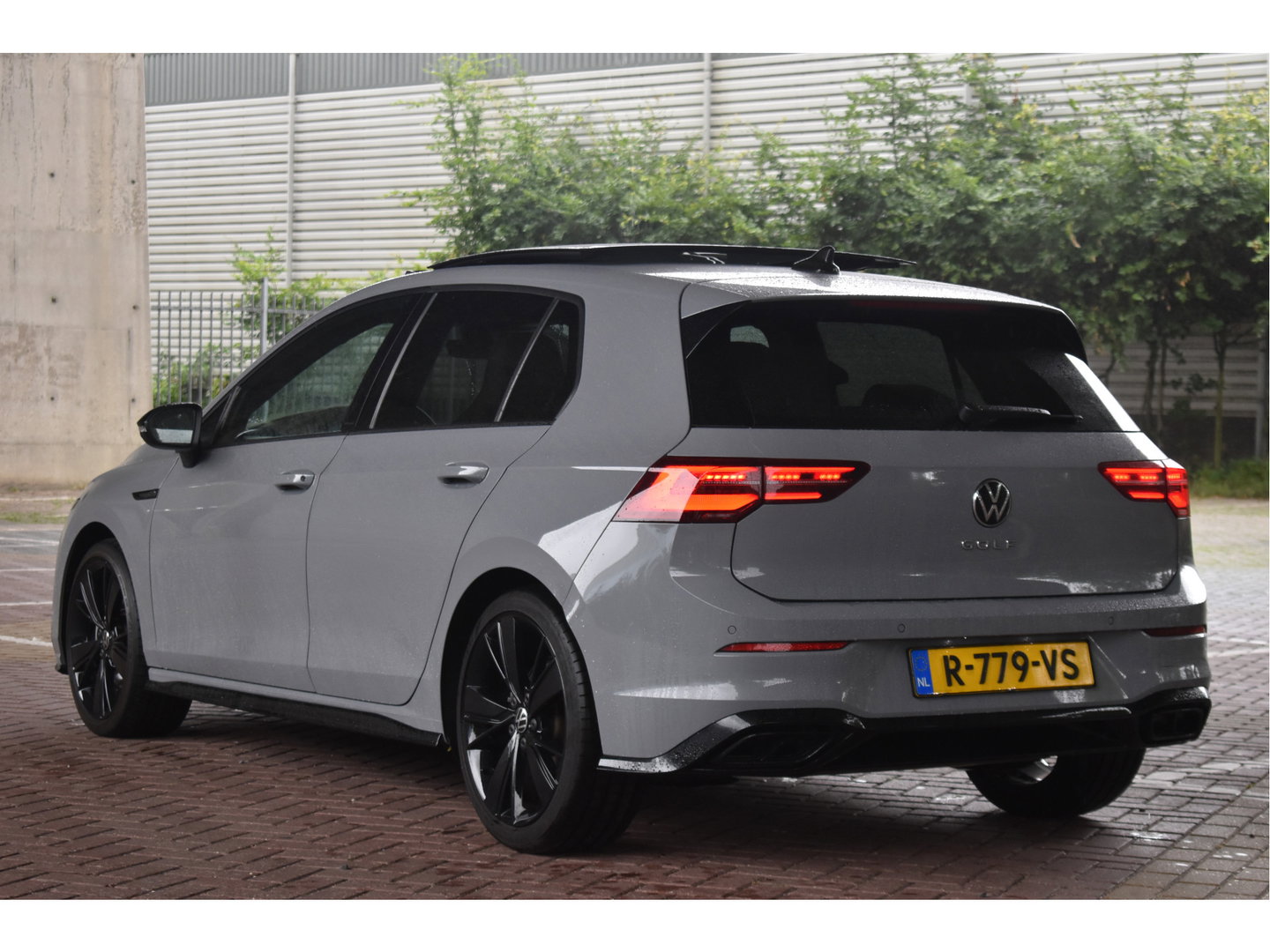 Volkswagen Golf 2.0 TSI 191 PK 3x R-Line Nardo Grey Winter pakket | Zéér netjes | Open dak | Keyless | Sfeerverlichting | Carplay | Stoel- & stuurverwarming | DAB