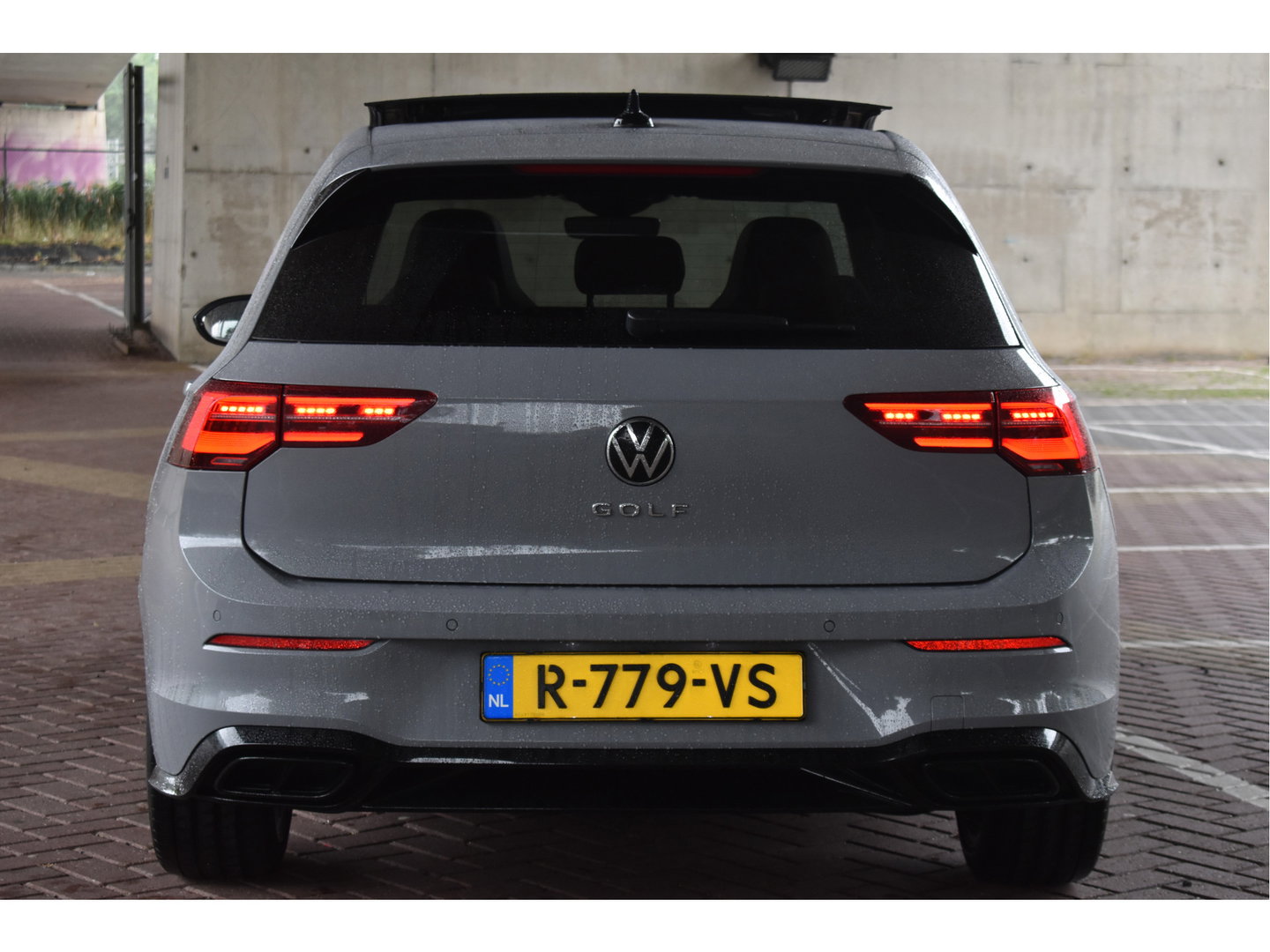 Volkswagen Golf 2.0 TSI 191 PK 3x R-Line Nardo Grey Winter pakket | Zéér netjes | Open dak | Keyless | Sfeerverlichting | Carplay | Stoel- & stuurverwarming | DAB