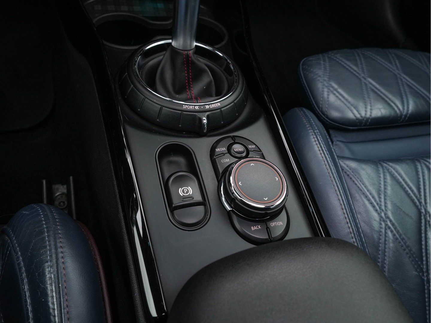 MINI Clubman 2.0 Cooper SD ALL4 Chili Serious Business Aut. *PANO | FULL-LED | HEATED-SPORTSEATS | HARMAN/KARDON | KEYLESS | MEMORY-PACK | CARBON-INLAY | HEAD-UP | SHIFTPADDLES | NAVI-FULLMAP | ECC | PDC | CRUISE | AMBIENTLIGHT | TOWBAR | 18''ALU