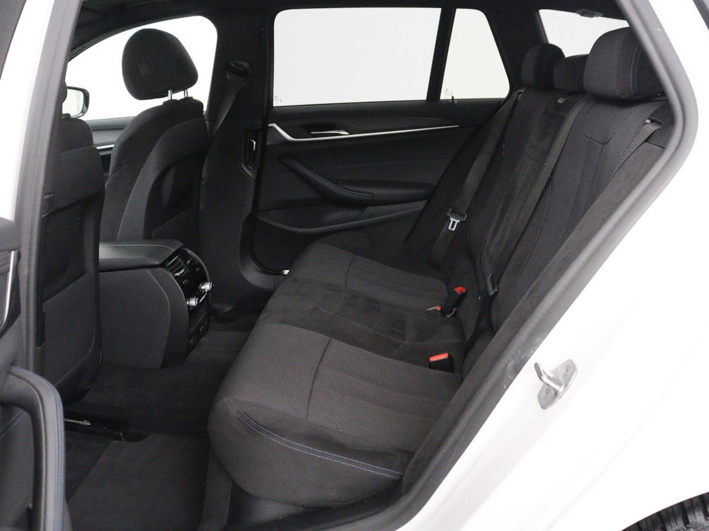 BMW 5 Serie Touring 530e xDrive M Sport | SOH 89,9% | Panoramadak | Head-Up | Full LED | Trekhaak | Carplay | Bluetooth | Navigatie | Sfeerverlichting | Stoelverwarming | Achteruitrij camera | Adaptive cruise control | Climate control