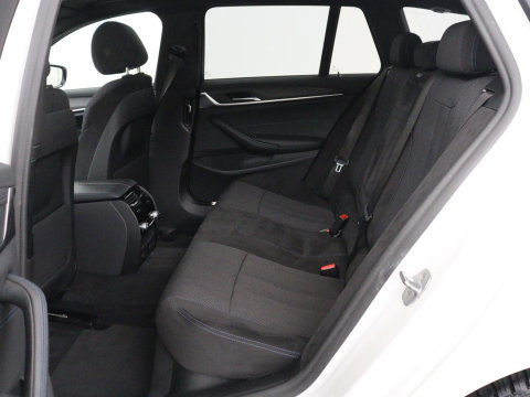 BMW 5 Serie Touring 530e xDrive M Sport | SOH 89,9% | Panoramadak | Head-Up | Full LED | Trekhaak | Carplay | Bluetooth | Navigatie | Sfeerverlichting | Stoelverwarming | Achteruitrij camera | Adaptive cruise control | Climate control