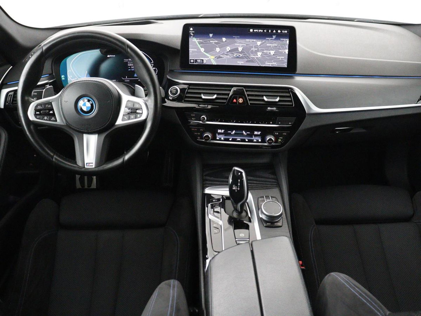 BMW 5 Serie Touring 530e xDrive M Sport | SOH 89,9% | Panoramadak | Head-Up | Full LED | Trekhaak | Carplay | Bluetooth | Navigatie | Sfeerverlichting | Stoelverwarming | Achteruitrij camera | Adaptive cruise control | Climate control