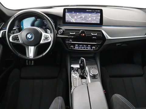 BMW 5 Serie Touring 530e xDrive M Sport | SOH 89,9% | Panoramadak | Head-Up | Full LED | Trekhaak | Carplay | Bluetooth | Navigatie | Sfeerverlichting | Stoelverwarming | Achteruitrij camera | Adaptive cruise control | Climate control